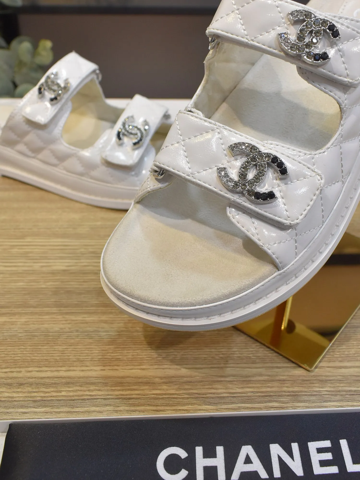 👟👟Ex-factory price 420👟👟 𝑐ℎ𝒶𝓃𝓮𝓁 2025 early spring double pearl latest season new Velcro slippers ————————————❤ European purchasing agent & fragrance grandma’s new fashion latest layout 🔛 Small fragrance sandals that exude lasting charm ~ The original development supports any comparison in the market 🆚The so-called smooth and natural lines To restore the original look, many celebrities have recommended it as one of the must-have items for spring. It is super comfortable on the feet! [Top version] ⚫ Size: 35-41 (41-42 customized, non-returnable)